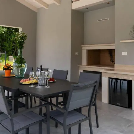 Apartament Mary's With Pool Marciano