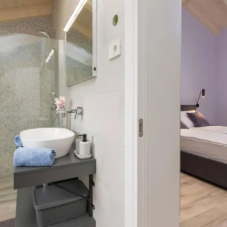 Mary's With Pool Apartament *