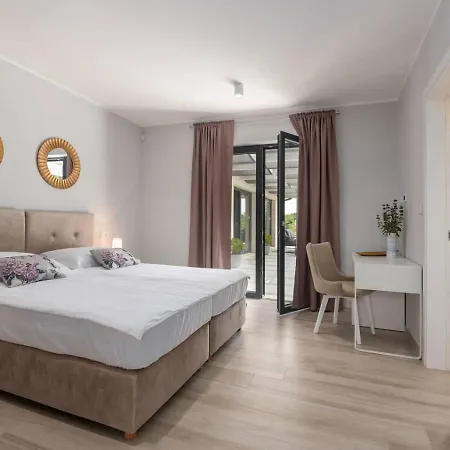 Apartament Mary's With Pool Marciano